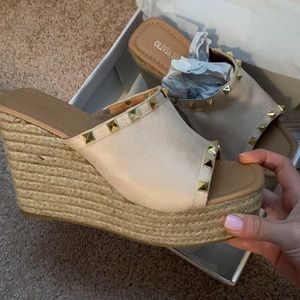 NWT OLIVIA MILLER WEDGE HEELS BLUSH/TAN WITH GOLD STUDS ESPADRILLE LINING